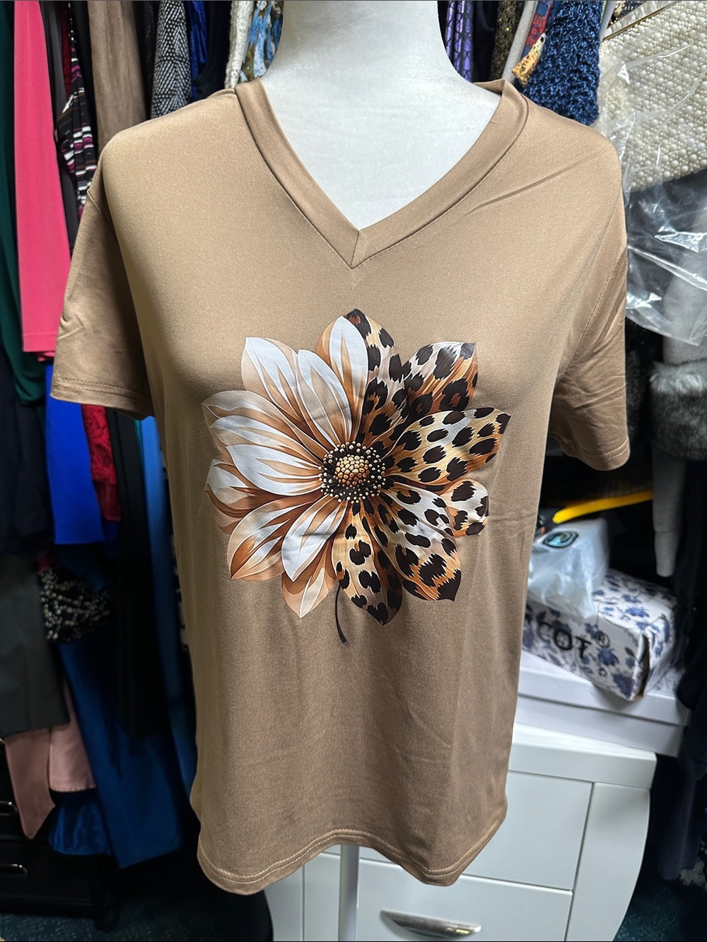 💐Women’s Tan V-Neck Short Sleeve Tee with Leopard Floral Print